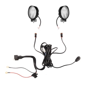 Zwei LED Arbeitsscheinwerfer 570 LM 15W, Anzahl der LED-Dioden: 6, licht: zerstreut. Im Set mit Kabelbaum     